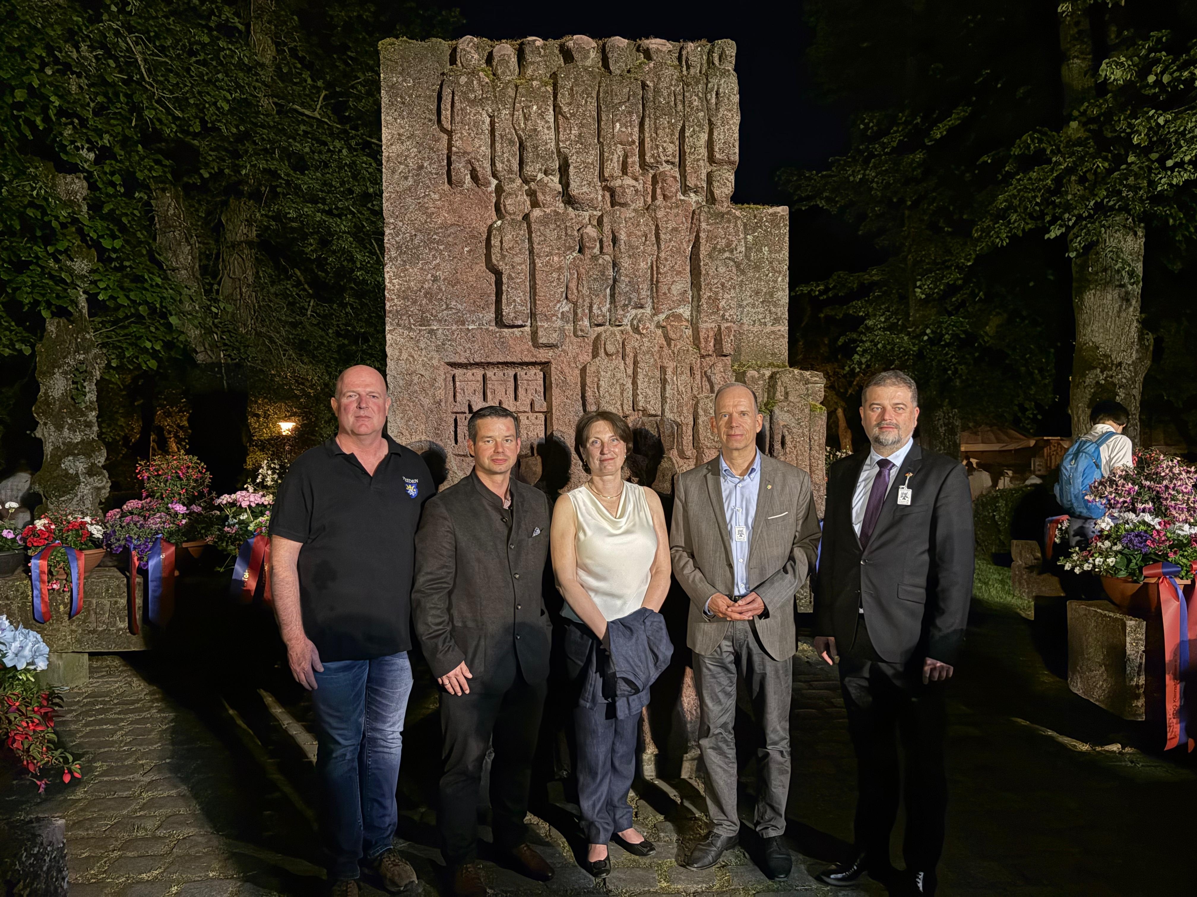 Landesbeauftragter Andreas Hofmeister (2.v.l.) an der Gedenkst�tte in Dinkelsb�hl mit Rainer Lehni, Bundesvorsitzender des Verbandes der Siebenb�rger Sachsen, der Botschafterin Rum�niens, Adriana-Loreta Stanescu, dem Beauftragten der nordrhein-westf�lisch