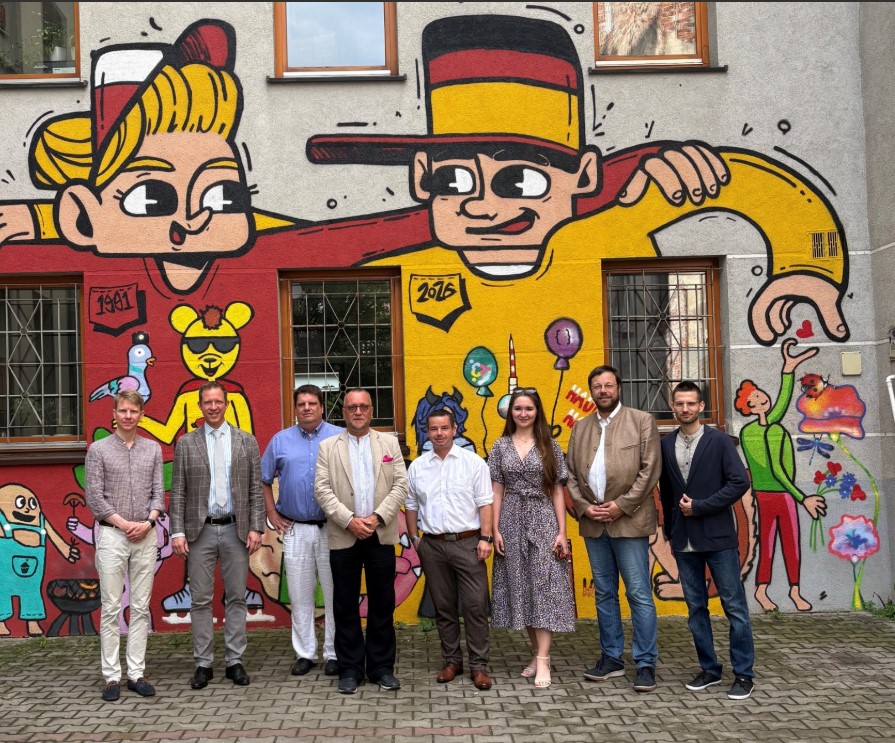 Landesbeauftragter Andreas Hofmeister MdL (4. v.�r.) mit seinem s�chsischen Kollegen Dr. Jens Baumann (4. v.�l.) sowie weiteren G�sten aus Deutschland und Vertretern der deutschen Minderheit vor einem vom Bund der Jugend der Deutschen Minderheit gestaltet